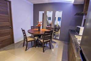 Deluxe Suite | In-room dining