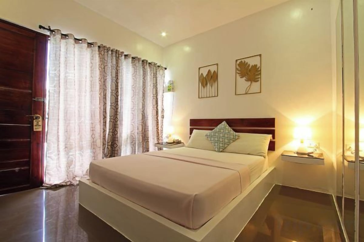 In-room safe, WiFi (free), bed sheets