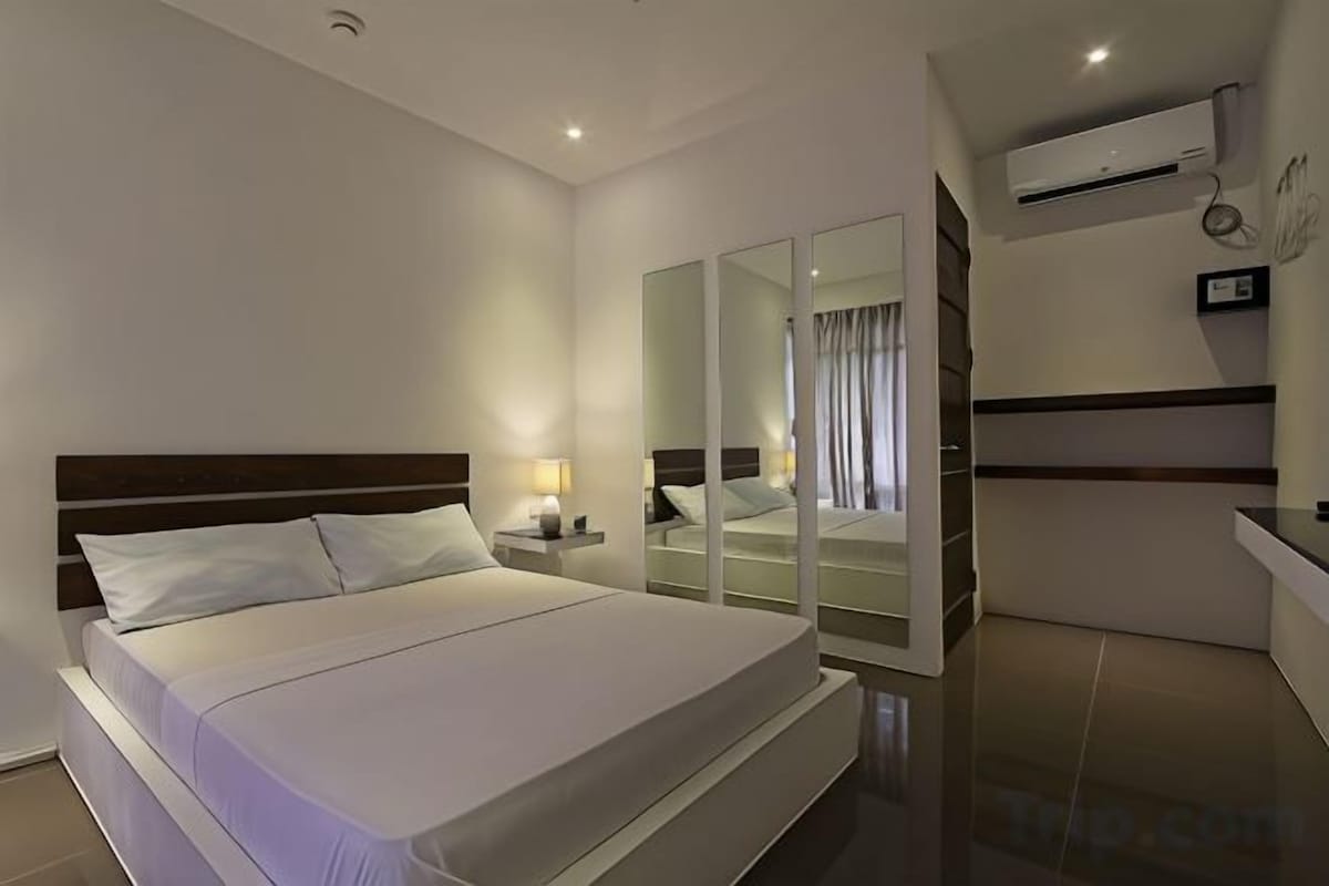 In-room safe, WiFi (free), bed sheets