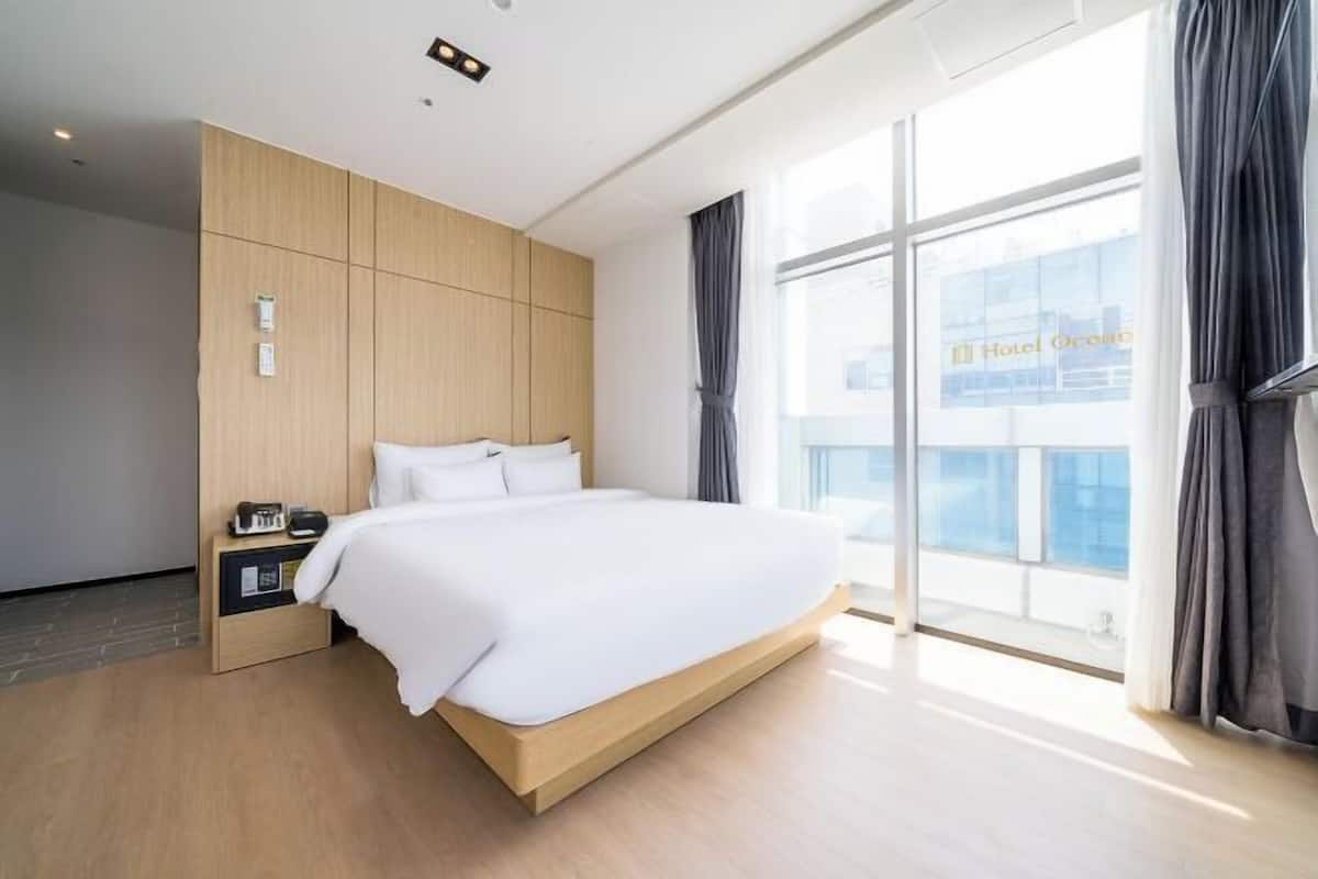Ropa de cama de alta calidad y caja de seguridad en la habitación