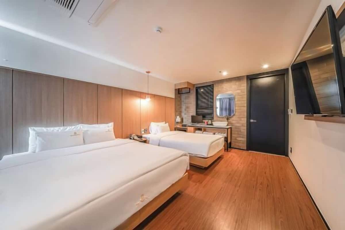 Ropa de cama de alta calidad y caja de seguridad en la habitación