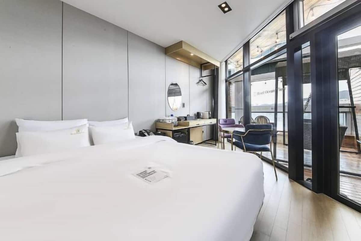 Ropa de cama de alta calidad y caja de seguridad en la habitación