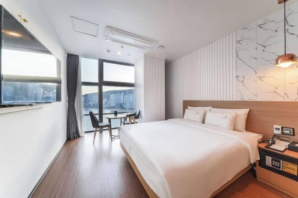 Premium bedding, in-room safe, blackout curtains, soundproofing
