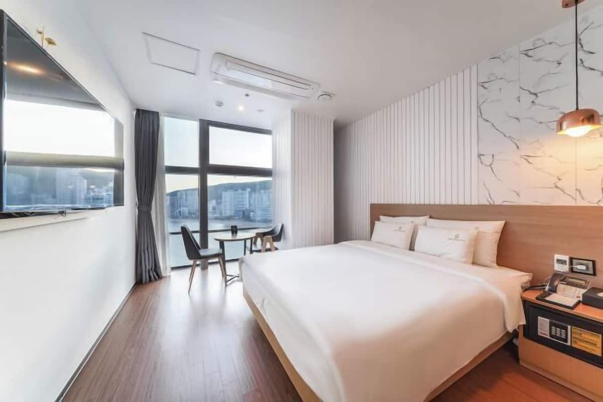 Ropa de cama de alta calidad y caja de seguridad en la habitación