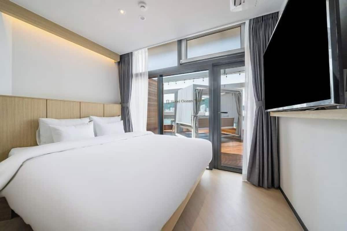 Ropa de cama de alta calidad y caja de seguridad en la habitación