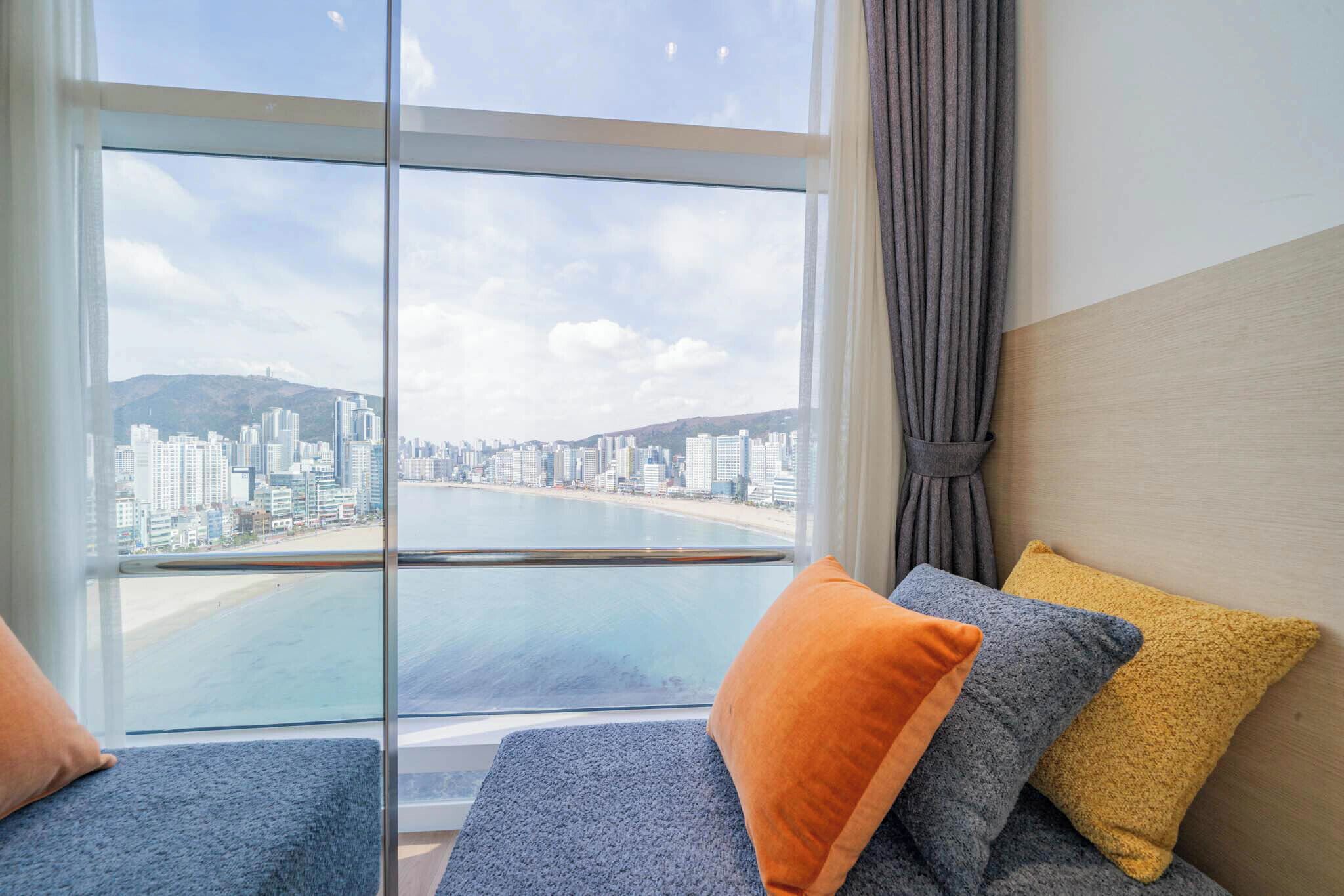 Royal Suite Ocean Twin (Full Ocean View) | Premium bedding, in-room safe, blackout drapes, soundproofing