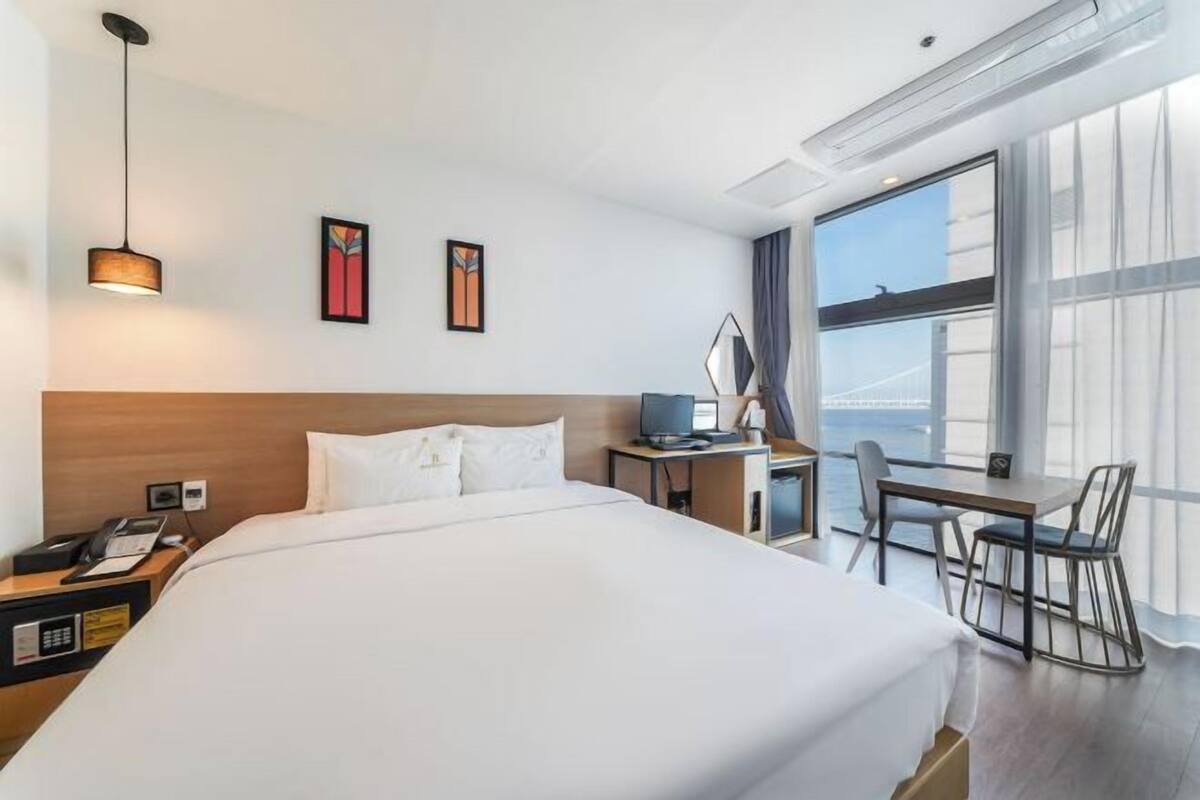 Premium bedding, in-room safe, blackout curtains, soundproofing