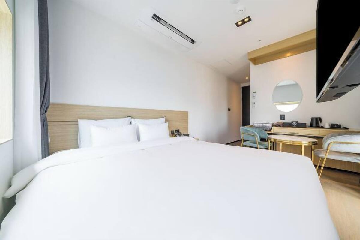 Premium bedding, in-room safe, blackout curtains, soundproofing