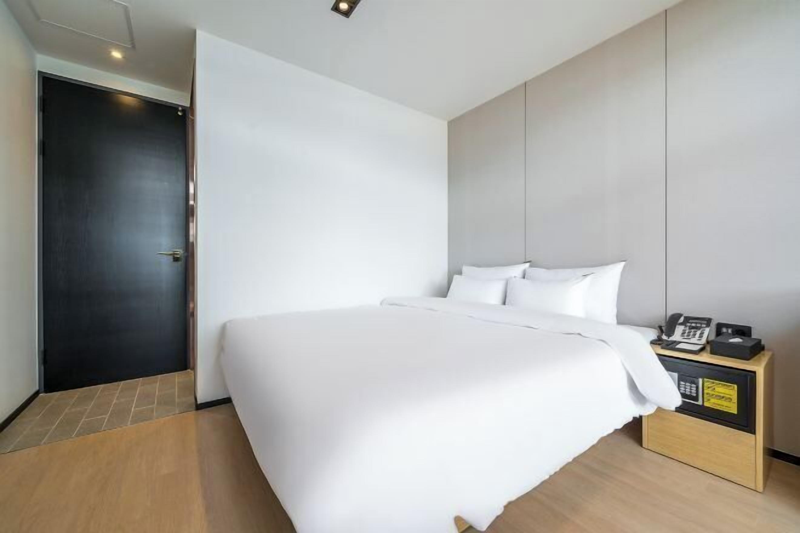 Premium bedding, in-room safe, blackout drapes, soundproofing