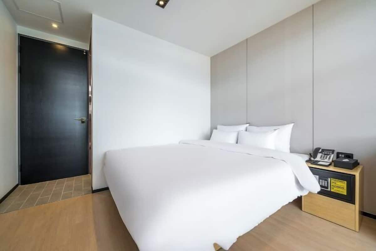 Premium bedding, in-room safe, blackout drapes, soundproofing