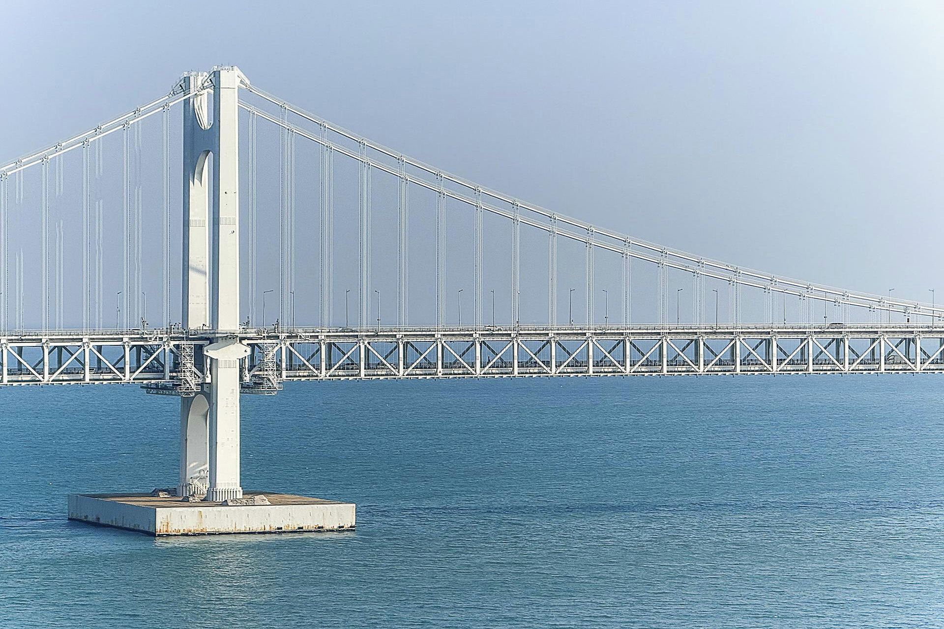 Un puente colgante grande sobre una masa de agua.