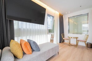 Habitación triple Royal, vistas al mar | Ropa de cama de alta calidad, caja fuerte, cortinas opacas