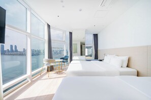 Habitación triple Royal, vistas al mar | Ropa de cama de alta calidad, caja fuerte, cortinas opacas