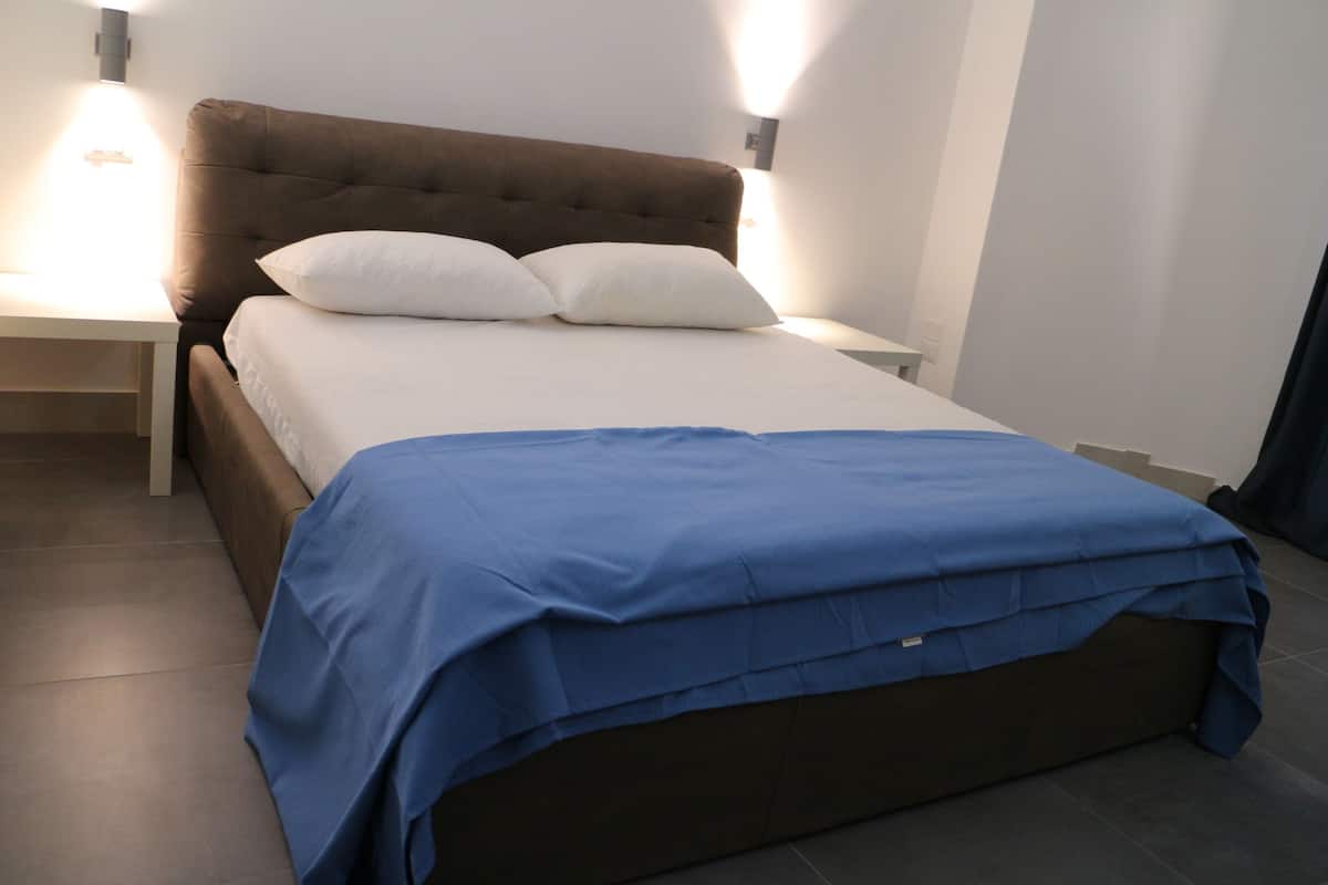 Deluxe Triple Room, Ensuite, City View | Minibar, desk, blackout drapes, soundproofing