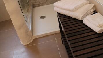 Chambre Triple Exclusive, salle de bains attenante, vue ville
