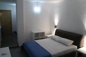 Deluxe trippelrum - eget badrum - utsikt mot staden | Minibar, skrivbord, mörkläggningsgardiner och ljudisolering