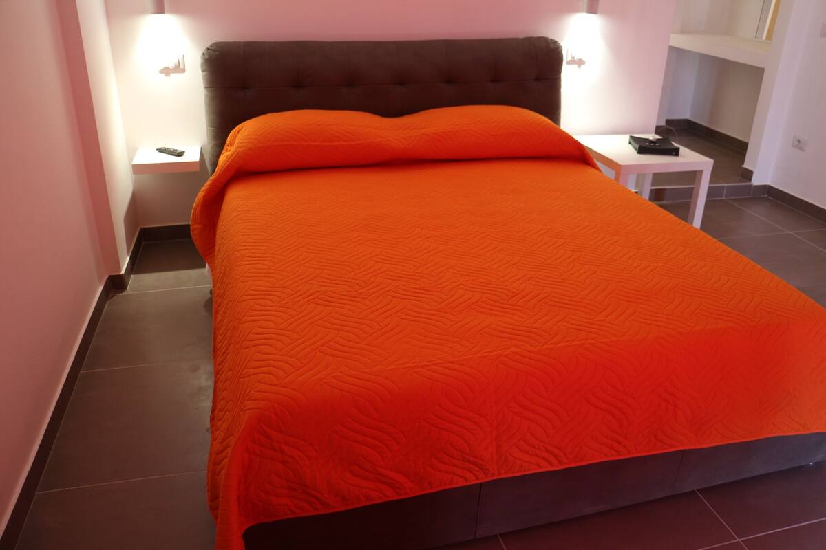 Exclusive-Dreibettzimmer, mit Bad, Stadtblick | Minibar, Schreibtisch, Verdunkelungsvorhänge, schallisolierte Zimmer