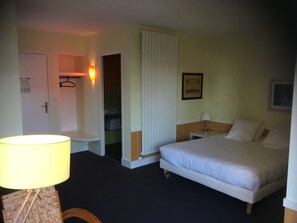 Suíte, 2 quartos, vista para o jardim | Individualmente decorados, individualmente mobiliados, escrivaninha