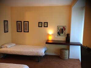 Quarto triplo, acessível | Individualmente decorados, individualmente mobiliados, escrivaninha