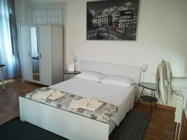 Camera con letto matrimoniale o 2 letti singoli | Wi-Fi gratuito