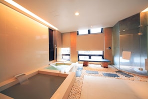 グランド ダブルルーム | バスルーム | シャワー付き浴槽、温泉浴槽、バスアメニティ (無料)、ヘアドライヤー
