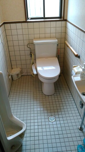 Tina y regadera independientes y amenidades de baño gratuitas