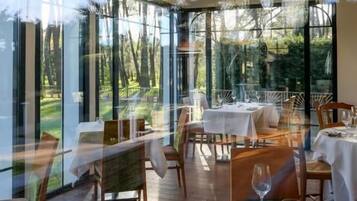 2 restaurants; lunch and dinner served