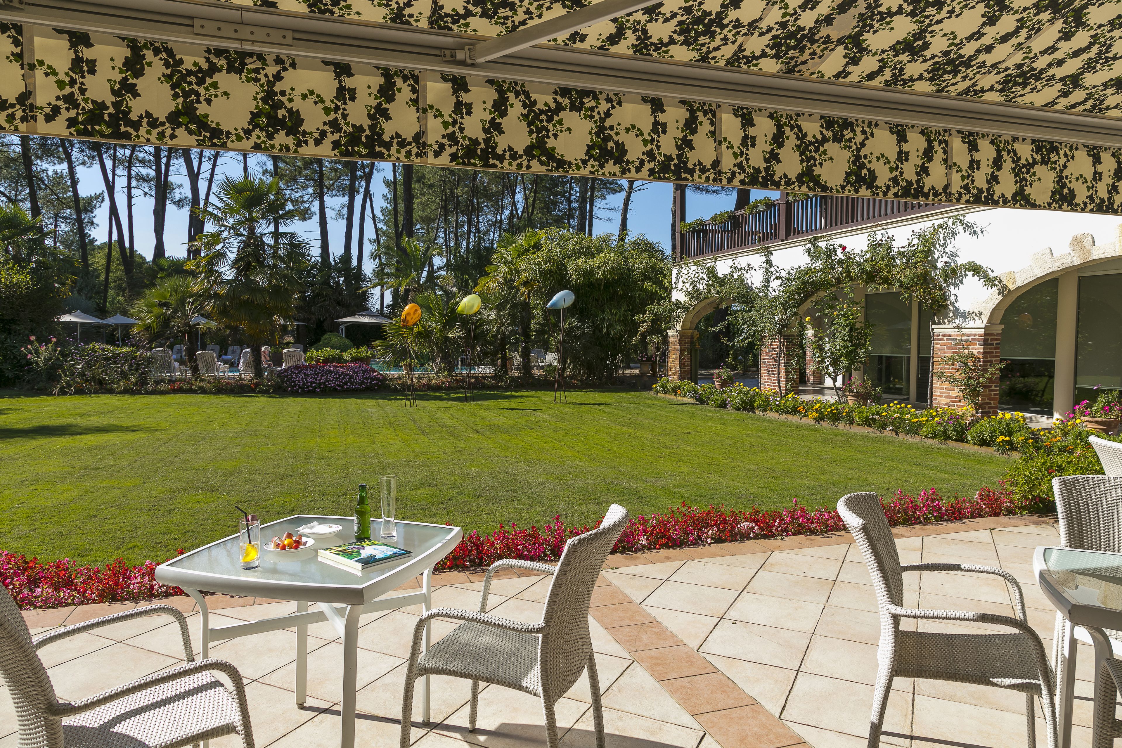 2 restaurants, lunch, dinner served; French cuisine