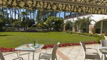 2 restaurants, lunch, dinner served; French cuisine