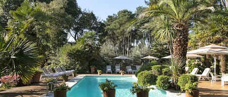 Inomhuspool, utomhuspool, parasoller och solstolar