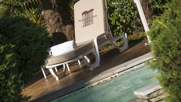 Una piscina con una silla etiquetada como 'Postura de Relajación' y un borde con azulejos y un indicador de profundidad.