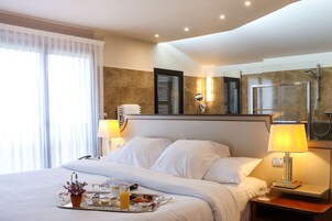 Presidential Suite, Non Smoking, Park View | Premium bedding, minibar, in-room safe, individually decorated