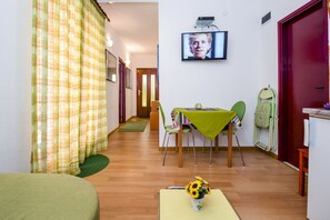 Groundfloor apartment Aja | 客廳 | 60 厘米平面電視連衛星電視頻道、電視