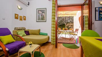 Groundfloor apartment Aja | Living area | 60-cm flat-screen TV with satellite channels, TV