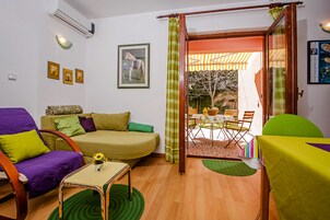 Groundfloor apartment Aja | Zona de estar | Televisión de pantalla plana de 60 cm con canales por satélite