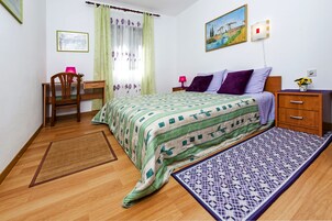 Groundfloor apartment Aja | Mobiliario individual, escritorio, espacio para trabajar con un portátil