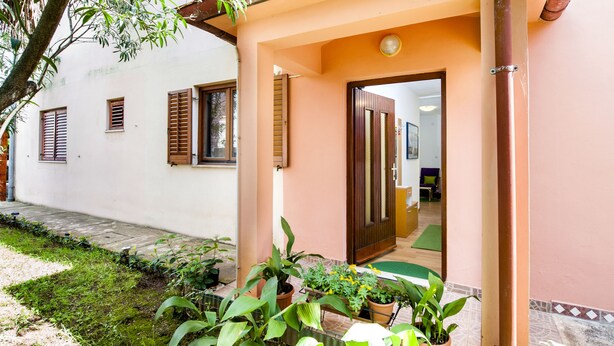 A covered outdoor area with a door leading to an interior space. - Apartments Aja and Stefy (Rovinj)