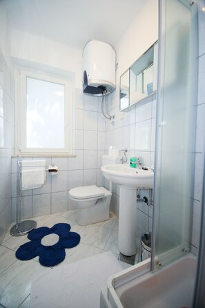 Apartamento conforto, 1 cama de casal | Banheiro | Chuveiro, secador de cabelo, toalhas de banho, papel higiênico