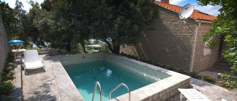Piscine extérieure en saison