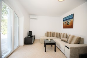 Departamento Confort, 1 cama matrimonial | Área de sala de estar | Televisión de pantalla plana