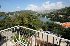 Apartamento família, 2 camas Queen, para não fumantes | 2 quartos, Wi-Fi de cortesia, roupa de cama