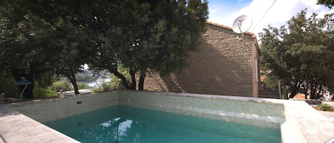 حمّام سباحة خارجي موسمي