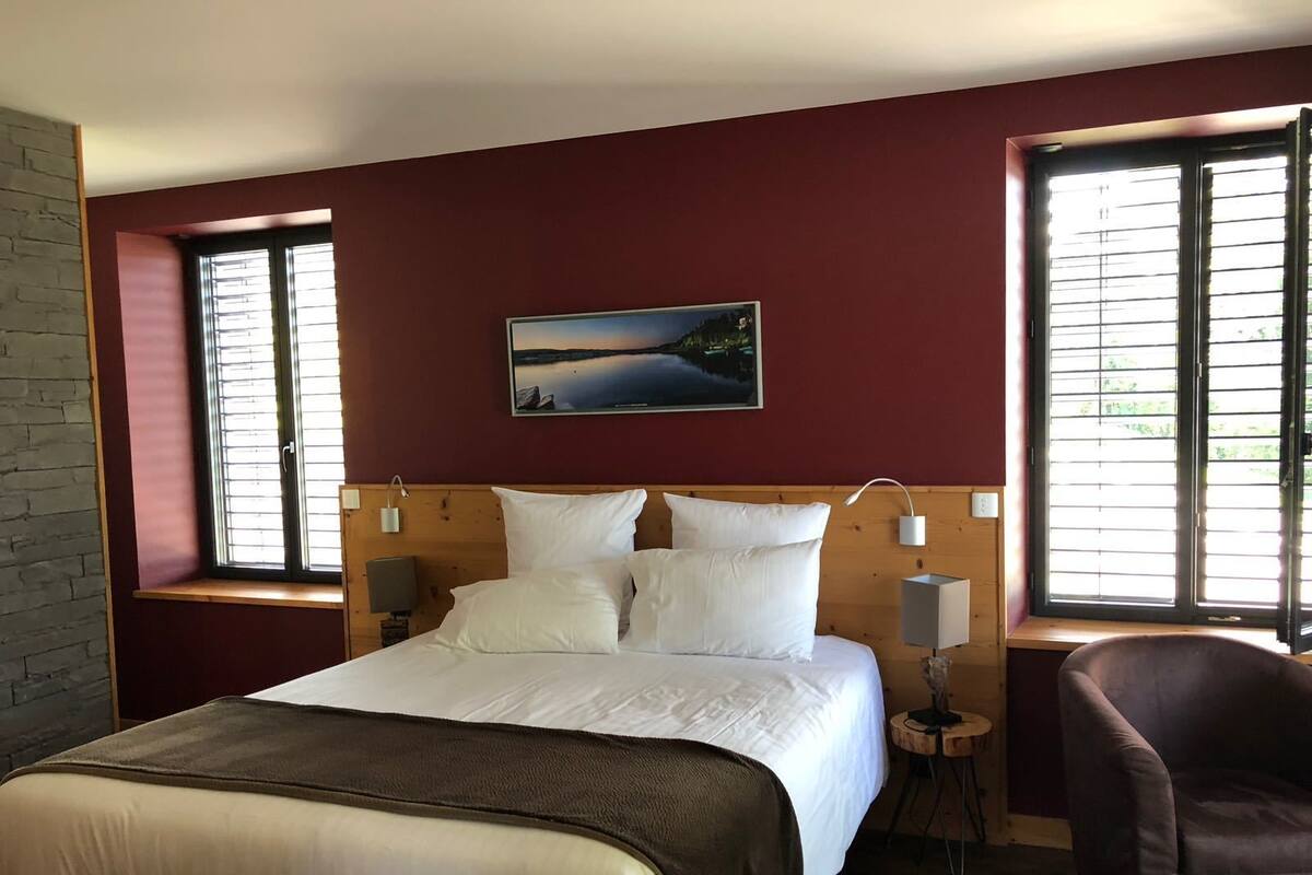 Deluxe Room, 1 Queen Bed | In-room safe, individually decorated, individually furnished