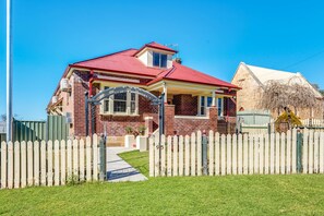 Premium bedding, down duvets, pillow-top beds, individually furnished - Marulan Stayz (Marulan)