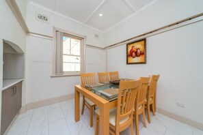 Premium bedding, down duvets, pillow-top beds, individually furnished - Marulan Stayz (Marulan)