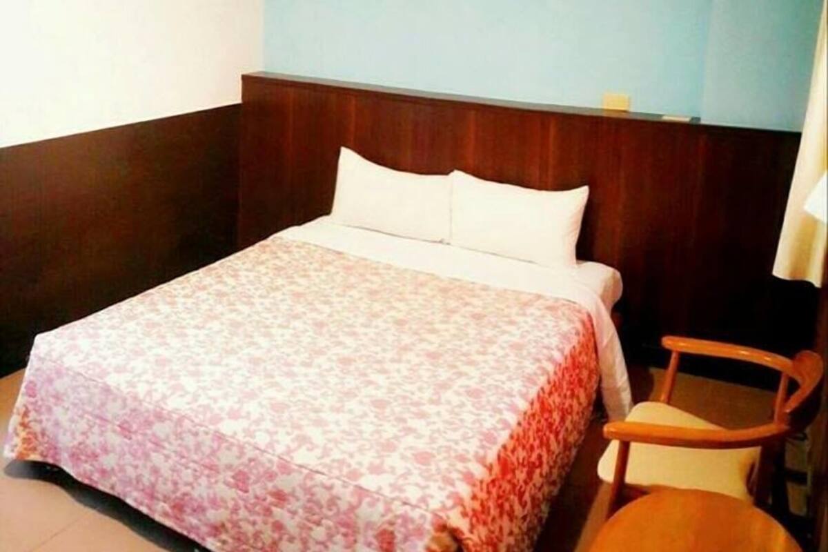 经济双人房 | 办公桌、遮光窗帘、免费 WiFi、床单