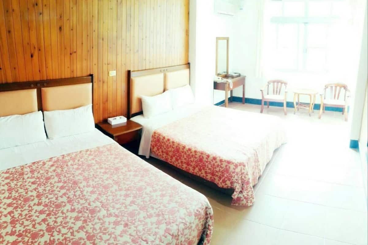 Escritorio, cortinas blackout, wifi gratis y ropa de cama