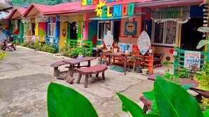A colorful building with a sign that reads "SUN VALLEY EL NIDO". - Sun Valley Inn - Hostel (El Nido)