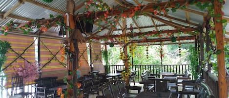 Daily cooked-to-order breakfast (PHP 150 per person)