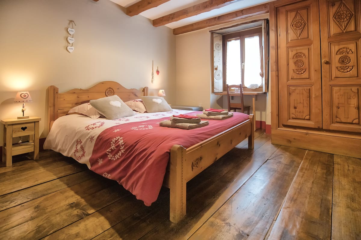 Standard Double Room, 1 Queen Bed, Non Smoking (Montbrequin) | Individually decorated, individually furnished, laptop workspace